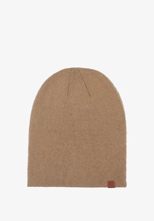 Tan beanie muts gemaakt van breimateriaal, met een aansluitende pasvorm en een klein leren label met merknaam aan de onderrand.