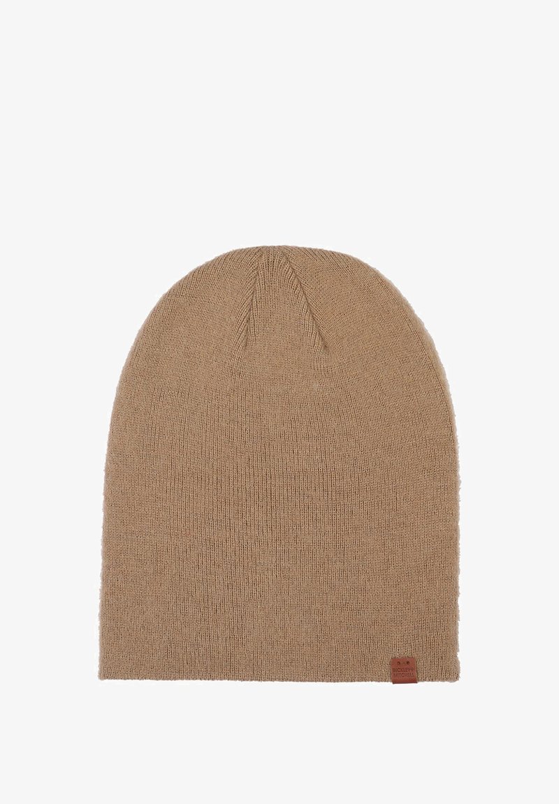 Tan beanie muts gemaakt van breimateriaal, met een aansluitende pasvorm en een klein leren label met merknaam aan de onderrand.