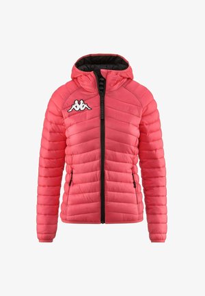 Giacca imbottita rosa con cappuccio, dotata di cerniera nera, tasche laterali e logo sul petto. Distintivo texture trapuntata in tutto.