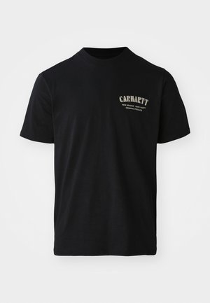 Must musta T-särk klassikalise ümarkaelusega. Vasakul rinnal on valge ja helebeeziga prinditud logo. Lühikesed varrukad.