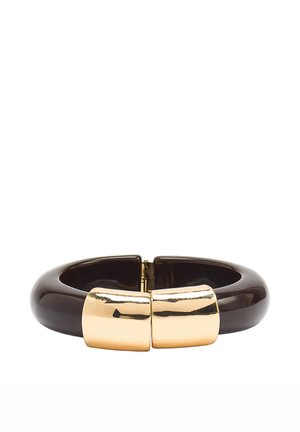 Ciemnobrązowa, błyszcząca bransoletka na nadgarstek z szerokim, błyszczącym zapięciem w kolorze złota z przodu, pokazana otwarta na białym tle.