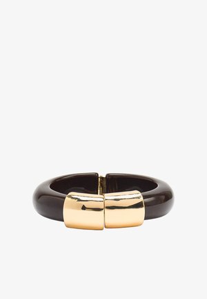 Ciemnobrązowa, błyszcząca bransoletka na nadgarstek z szerokim, błyszczącym zapięciem w kolorze złota z przodu, pokazana otwarta na białym tle.