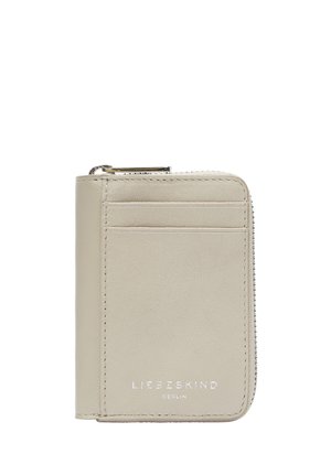 Portefeuille en cuir beige avec une fermeture éclair, plusieurs emplacements pour cartes et un logo en relief sur le devant. Texture lisse et forme rectangulaire.