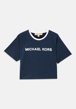 Marinblå croptopp laget av bomull, med en hvit ribbestrikket krage og brodert "MICHAEL KORS"-logo foran. Korte ermer.