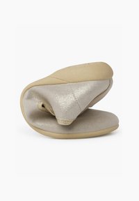 Glitrende sølv slip-on sko med en blød stofoverdel og fleksibel sohle, med en rund tå og foldet design.