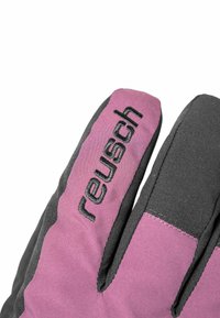 Lila und schwarze Winterhandschuhe mit einem Stoffoberteil, ausgestattet mit strukturiertem Material und dem "reusch"-Logo in schwarzer Stickerei.