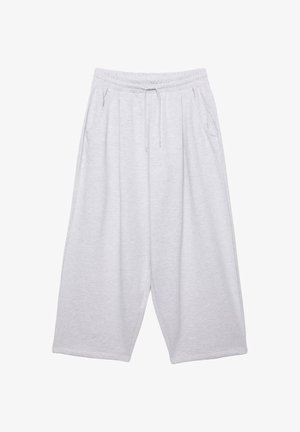 Pantaloni della tuta grigio chiaro a gamba larga, taglio corto, con vita elasticizzata, coulisse e tasche laterali, realizzati in tessuto morbido.