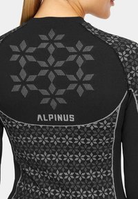 Czarny termiczny t-shirt z długim rękawem, ozdobiony szarymi wzorami geometrycznymi. Posiada logo "ALPINUS" na górnej części pleców oraz teksturowany materiał.