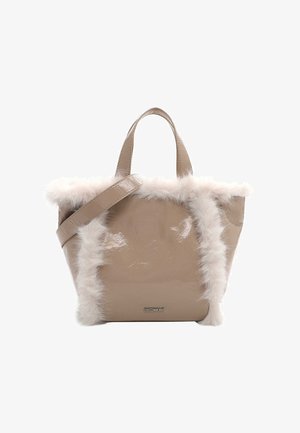 Beige patent leather tote soma ar pūkainu baltu apdari, divām rokturiem un noņemamu jostu. Priekšpusē ir subtīls logo.