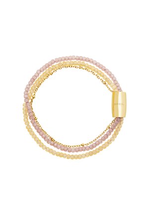 Bracelet multi-brins composé de perles roses et jaunes avec une chaîne en or, fini par un fermoir en or embossé portant la mention "BREIL."