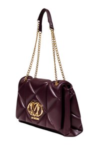 Borsa a tracolla bordeaux trapuntata realizzata in pelle sintetica, con logo dorato, catena e manici in pelle, caratterizzata da una consistenza morbida e una forma strutturata.