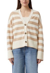 Beżowo-kremowy kardigan w paski z dekoltem w serek, szerokimi rękawami i czterema dużymi brązowymi guzikami. Posiada prążkowany dół i fakturowany materiał.