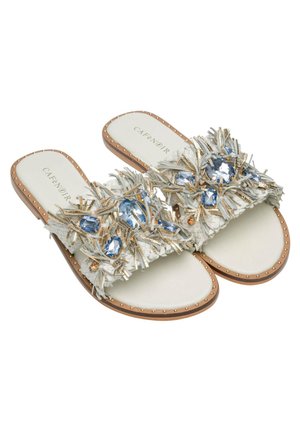 Witte slippertjes met een gestructureerde band met franjes, versierd met blauwe edelstenen, gouden accenten en gestikte details op de zool.