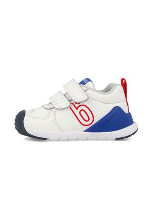 Zapatilla blanca infantil con talón azul, logo rojo, puntera negra, dos tiras de velcro y lengüeta roja en el talón.