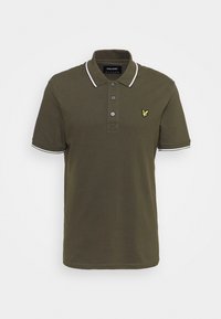 Olivově zelené polo tričko vyrobené z bavlny, s trojicí knoflíků, bílými akcenty na límci a rukávech a malým žlutým logem.