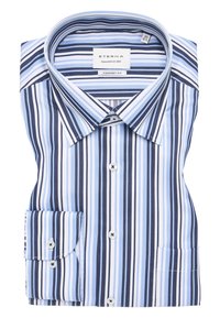 Camicia a righe in blu chiaro e navy, realizzata in tessuto con una texture liscia. Presenta un colletto button-down e una tasca sul lato sinistro del petto.
