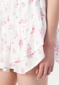 Hollister Co. FLUTTER SLEEVE PINCH BUST MINI SKORT DRESS - Dnevna obleka - white