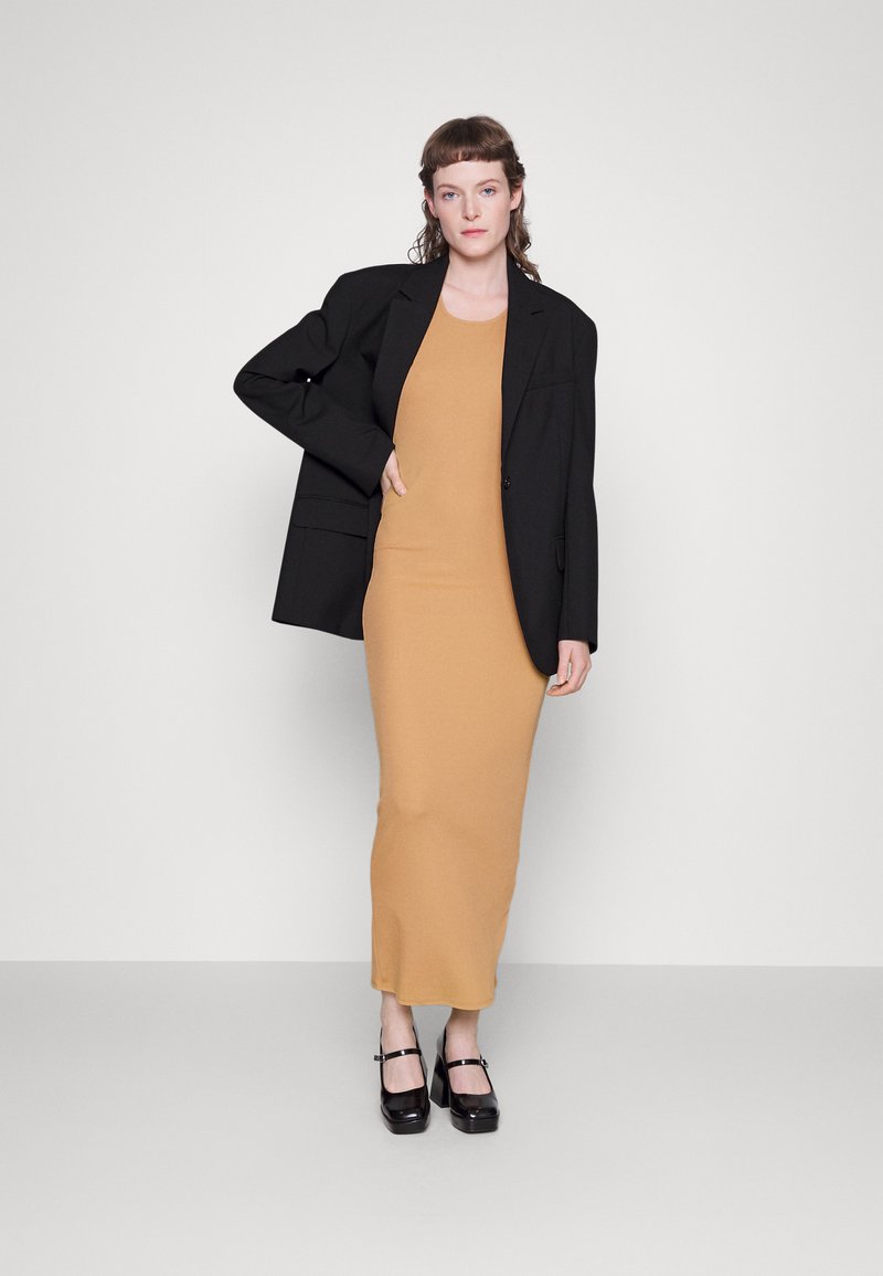 Calvin Klein NOVE CUT-OUT MAXI DRESS - Pletené šaty - pale terracotta