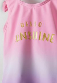 Rózsaszín és lila színátmenetes fürdőruha, which features "HELLO SUNSHINE" nagy arany betűkkel. Simávább textúrával, ujjatlan kivitelben és kerek nyakkivágással.