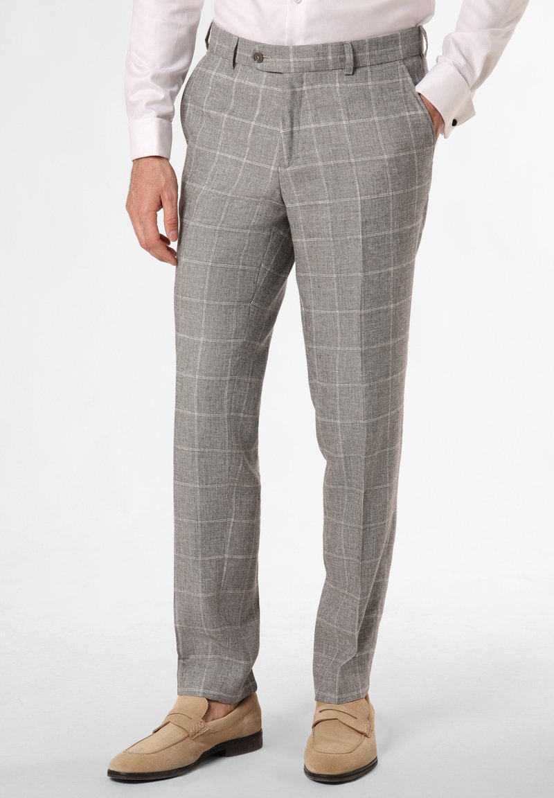 Grau karierte Hose mit maßgeschneiderter Passform, aus einem strukturierten Stoff gefertigt, mit flachem Frontdesign und seitlichen Taschen, kombiniert mit braunen Mokassins.