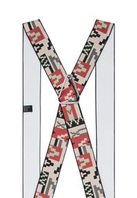 Patroon bretels met een geometrische print in rood, groen en zwart. Verstelbare banden met een zilveren metalen verstelclip en een witte achterzijde.