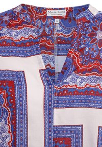 Mehrfarbige Bluse mit aufwendigen rot, weiß und blau gestalteten Paisleymustern. Aus weichem Stoff, mit V-Ausschnitt und kurzen Ärmeln, die kontrastierende Säume aufweisen.