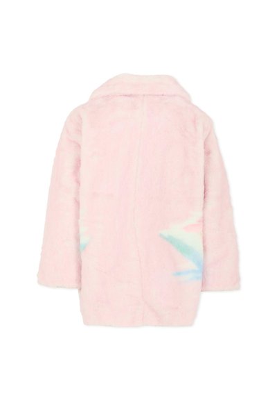 Manteau en peluche rose avec une coupe ample, un col cranté et des accents de tie-dye pastel en bas. Texture douce, design mi-long.