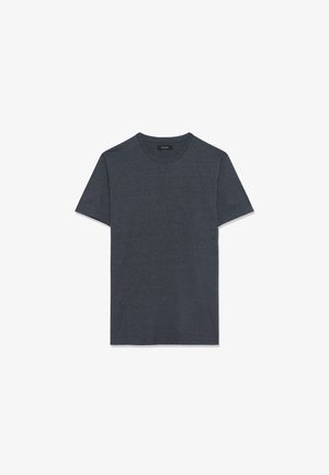 Tmavošedé tričko s krátkym rukávom, vyrobené z mäkkého materiálu s okrúhlym výstrihom a rovný strih. Nálepka viditeľná na výstrihu.