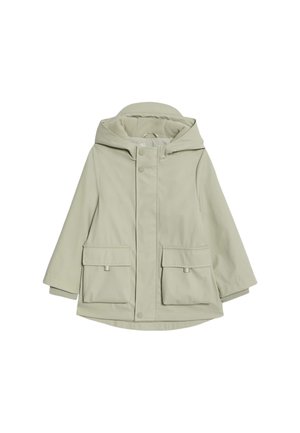 Chaqueta impermeable de color verde claro con capucha, dos bolsillos frontales, cierres de presión y forro suave. Textura lisa y corte relajado.