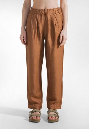 - Spodnie materiałowe