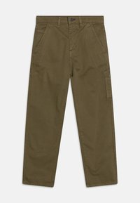 Pantalons cargo vert olive fabriqués dans un tissu durable, présentant des poches latérales, une coupe décontractée et une fermeture à bouton à la taille.