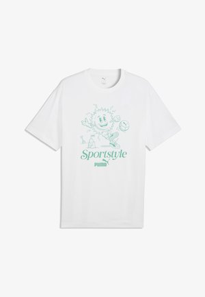 Fehér Puma póló, melyen egy mosolygó nap karakter látható, amint focilabdát rúg, homokvár, "Sportstyle" felirat és türkiz Puma logó mellett.