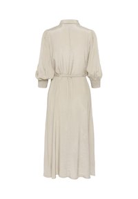 Abito beige a maniche lunghe con colletto, chiusura frontale con bottoni, maniche arricciate, cintura in vita e gonna midi fluida. Texture liscia.