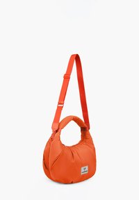 Borsa arancione a spalla puffa con forma arrotondata, manico spesso, tracolla regolabile e chiusura con cerniera. Materiale in tessuto con texture liscia.