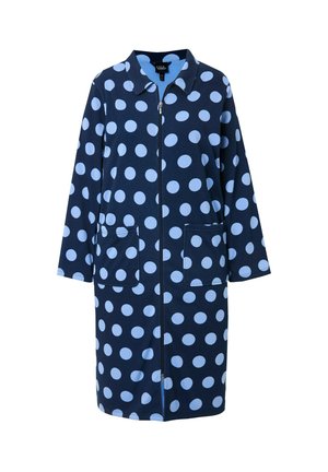 Accappatoio blu navy con grandi pois azzurri, dotato di colletto e due tasche frontali. Tessuto morbido con una superficie liscia.