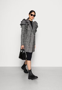 Custommade KOBA - Casaco curto - anthracite black