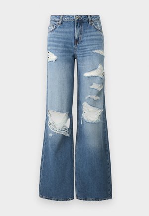 Jeans a gamba larga a vita alta di colore azzurro chiaro con numerose grandi aree strappate e consumate sulla parte anteriore delle gambe.