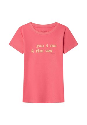 Camiseta rosa de manga corta con cuello redondo, con texto amarillo "tú y yo y el mar" en el centro delantero.