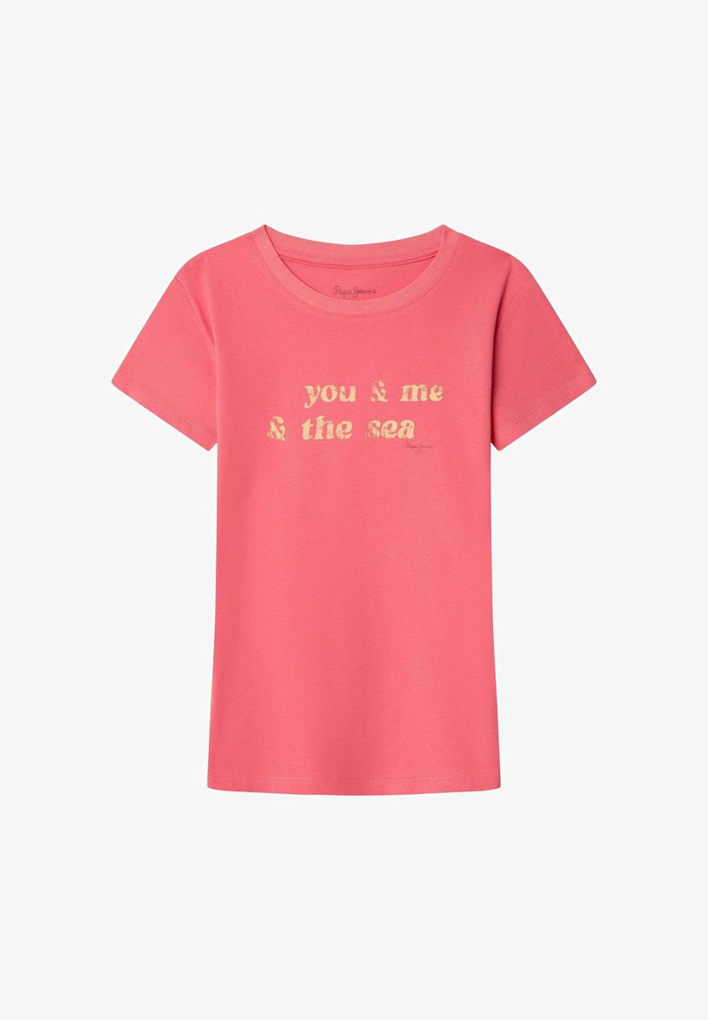 Rozā īsroku T-krekls ar apaļu kakla izgriezumu, priekšpusē centrā izvietots dzeltens uzraksts "tu un es un jūra".