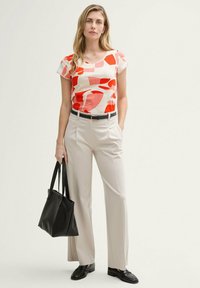 TOM TAILOR T-shirts print - red dots and shapes design