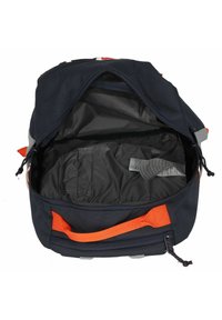 Marinblå ryggsäck med orange detaljer, dragkedja på huvudfacket och inre ficka. Hållbart material, strukturerad form och justerbara remmar.