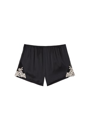 Pantalones cortos de satén negro con un ajuste holgado, que presentan detalles de encaje en los lados. La tela es suave, con un brillo sutil y una cinturilla elástica.