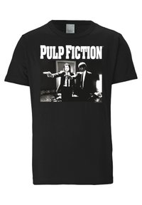 Sort bomulds T-shirt med et grafisk print fra "Pulp Fiction", hvor to figurer holder pistoler, og hvid tekst ovenfor billedet.
