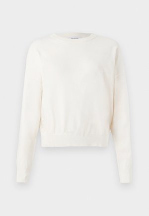 Bijeli skraćeni pulover s dugim rukavima, okruglim izrezom i rebrastim manžetama. Mekana tekstura i jednostavan dizajn. Oznaka brenda vidljiva na izrezu.