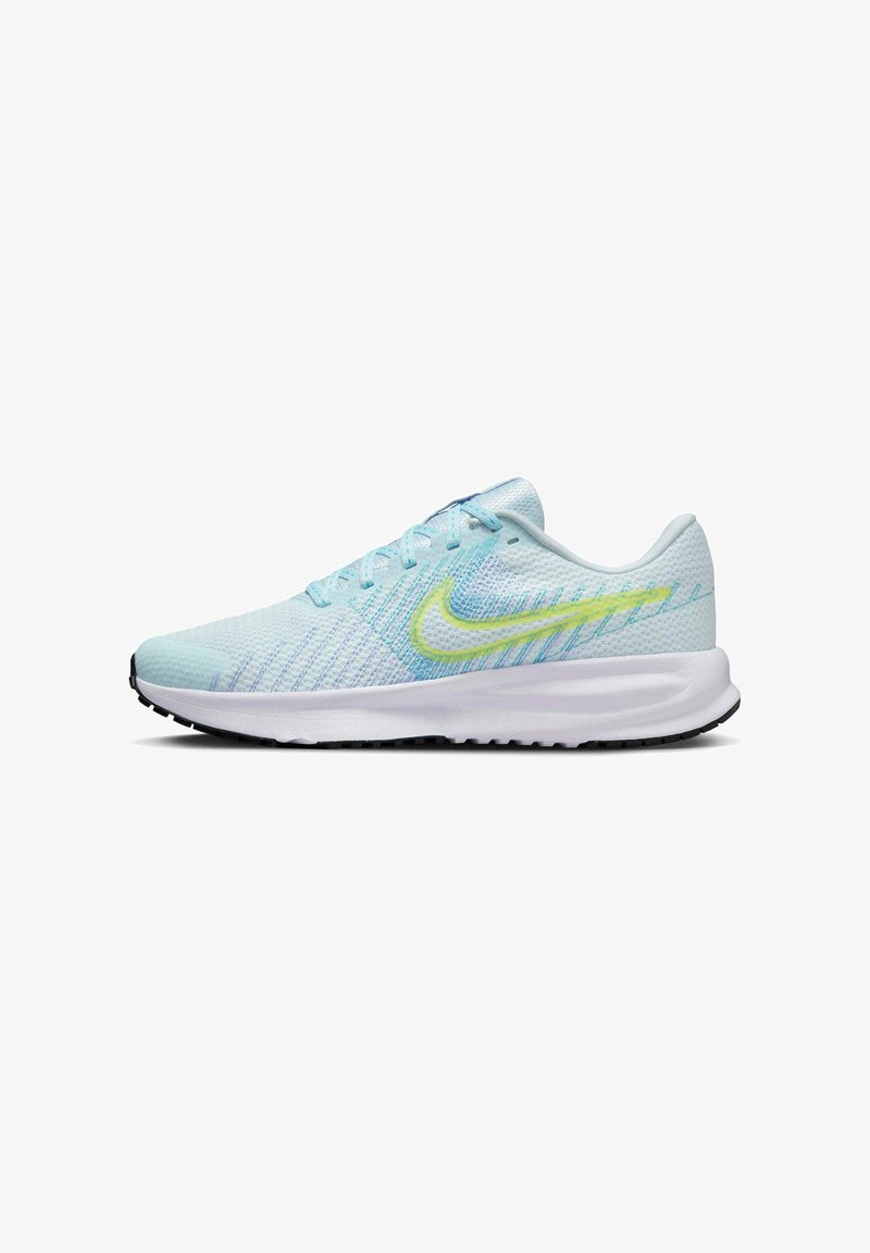 Zapatilla de correr azul claro hecha de material de malla con un swoosh amarillo de Nike, que cuenta con una entresuela blanca y una suela exterior texturizada negra.