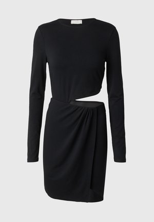 Robe noire à manches longues avec détail découpé à la taille, présentant un devant drapé et un tissu doux etTexturé.