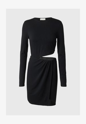 Rochie lungă neagră cu mânecă lungă, cu detalii decupate la talie, având un front drapat și un material moale, texturat.