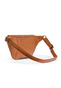 Hnědá kožená crossbody taška s zakřiveným tvarem, nastavitelným popruhem a bezproblémovým švem. Disponuje hladkým povrchem a minimálními kovovými prvky.