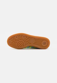 Talpa de pantof din cauciuc de culoare portocalie, cu un model texturat și accente circulare. Prezintă striatii pentru aderență și logo-ul brandului, cu partea superioară multicoloră vizibilă.