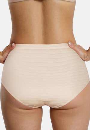 Achteraanzicht van een persoon die beige naadloos ondergoed met hoge taille draagt, handen op de heupen rustend, met een gladde stoftextuur zichtbaar.